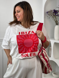 Affichez un style estival et plein de bonne humeur avec ce tee-shirt blanc femme en 100% coton. Son col V et ses manches courtes offrent une coupe confortable et féminine, idéale pour les journées ensoleillées. L’inscription « Ibiza Soleil » aux teintes rose et rouge, accompagnée de motifs soleil, apporte une touche lumineuse et tendance. Facile à associer, ce tee-shirt est parfait pour créer des looks décontractés aux accents de vacances.