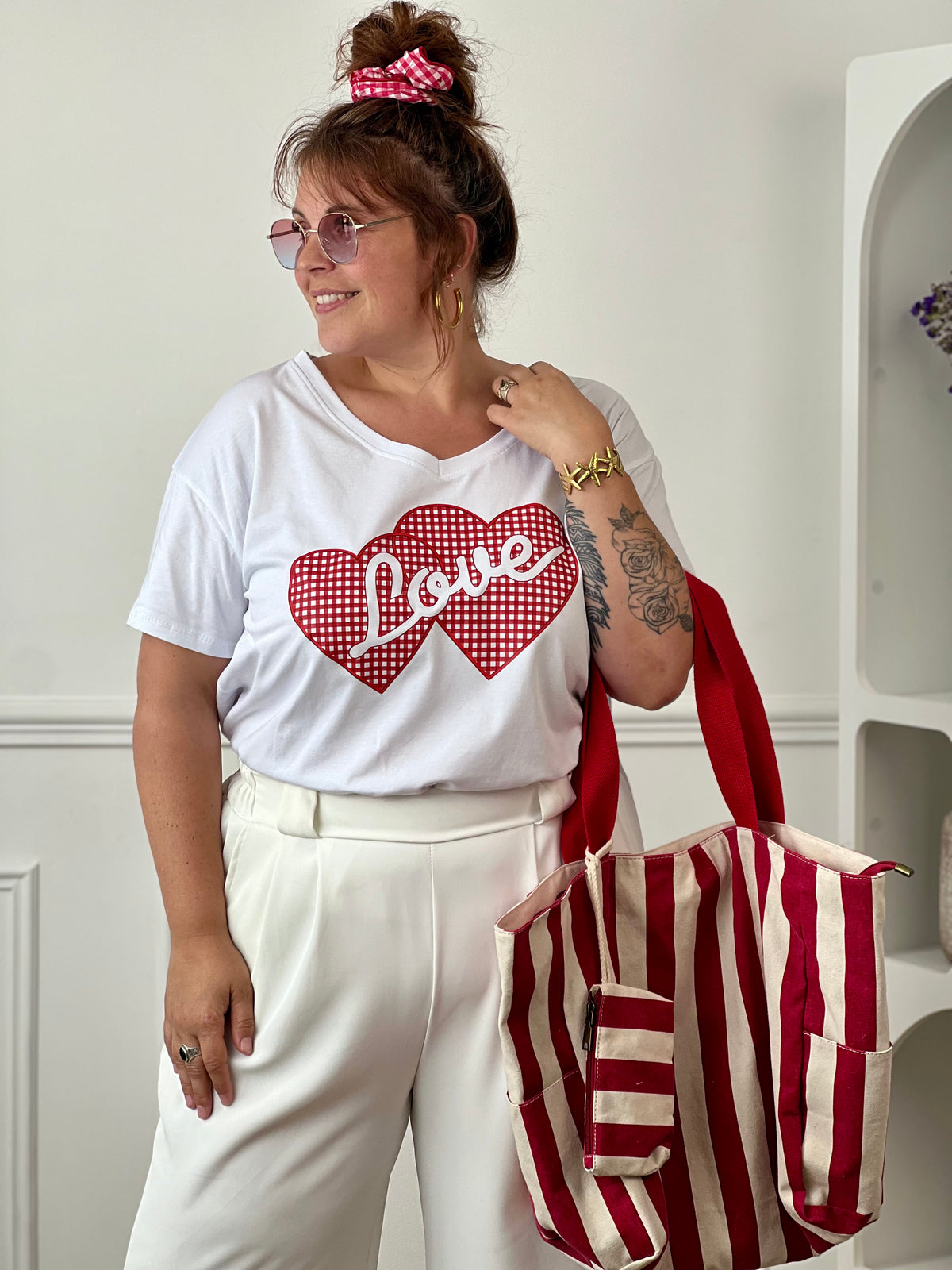 Craquez pour ce top en coton grande taille femme, à la fois confortable et tendance. Doté d'un col V et de manches courtes, il est agrémenté d'un flocage avec des cœurs rouges, un motif quadrillé et l'inscription « Love ». Un indispensable pour apporter une touche de fantaisie à vos tenues.