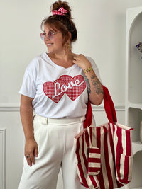 Craquez pour ce top en coton grande taille femme, à la fois confortable et tendance. Doté d'un col V et de manches courtes, il est agrémenté d'un flocage avec des cœurs rouges, un motif quadrillé et l'inscription « Love ». Un indispensable pour apporter une touche de fantaisie à vos tenues.
