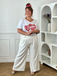 Craquez pour ce top en coton grande taille femme, à la fois confortable et tendance. Doté d'un col V et de manches courtes, il est agrémenté d'un flocage avec des cœurs rouges, un motif quadrillé et l'inscription « Love ». Un indispensable pour apporter une touche de fantaisie à vos tenues.