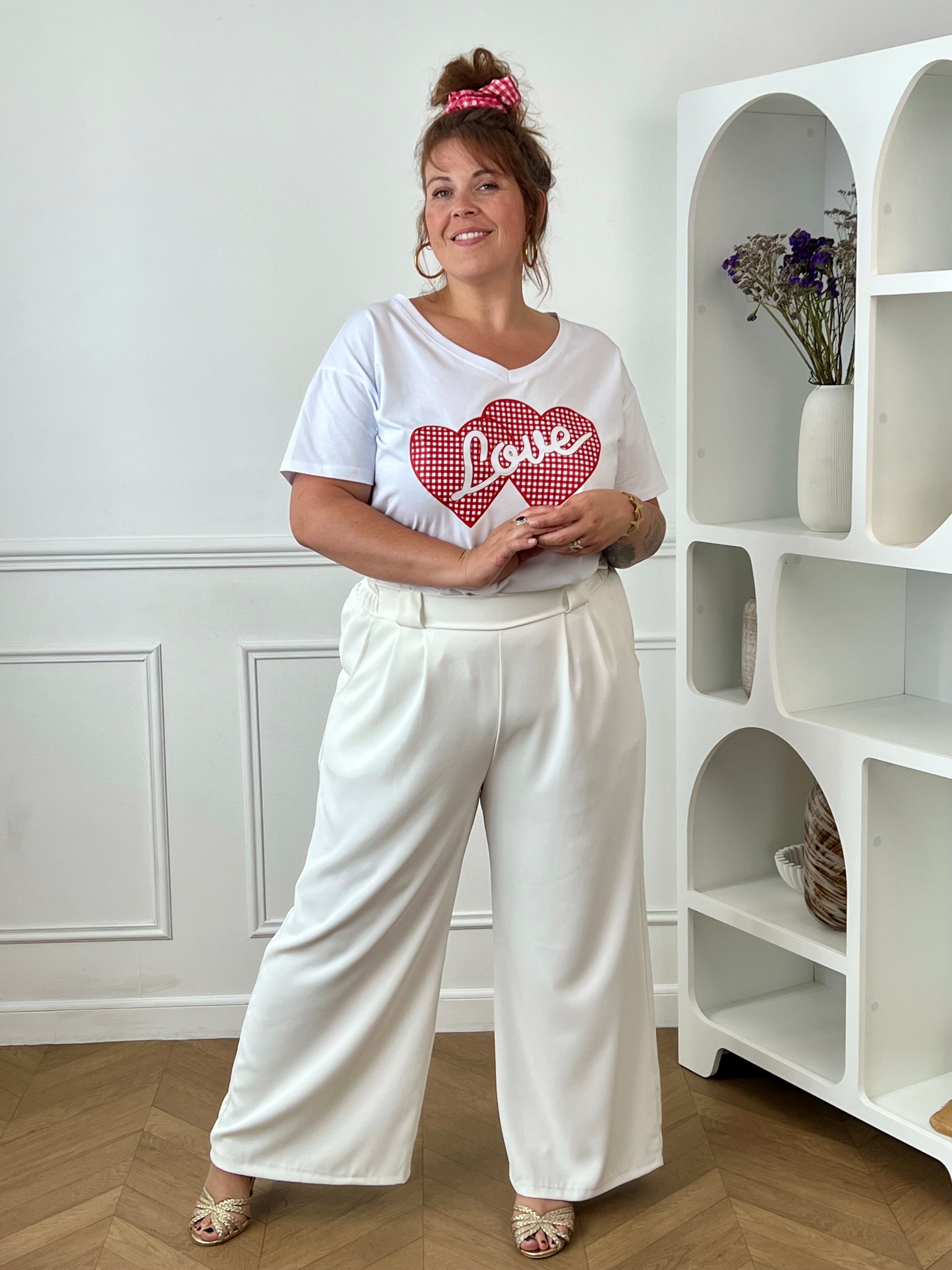 Craquez pour ce top en coton grande taille femme, à la fois confortable et tendance. Doté d'un col V et de manches courtes, il est agrémenté d'un flocage avec des cœurs rouges, un motif quadrillé et l'inscription « Love ». Un indispensable pour apporter une touche de fantaisie à vos tenues.