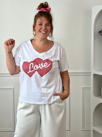 Craquez pour ce top en coton grande taille femme, à la fois confortable et tendance. Doté d'un col V et de manches courtes, il est agrémenté d'un flocage avec des cœurs rouges, un motif quadrillé et l'inscription « Love ». Un indispensable pour apporter une touche de fantaisie à vos tenues.