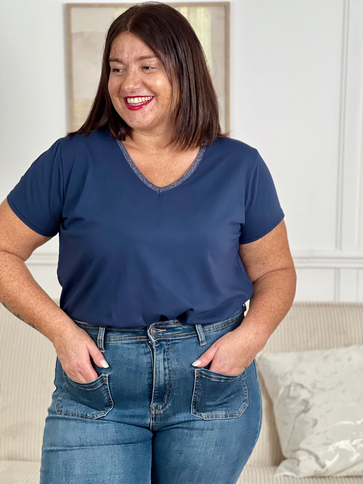 Découvrez le confort absolu avec notre Tee-shirt ! Fabriqué avec des matériaux de qualité, il offre une coupe élégante et confortable qui flatte toutes les silhouettes. Portez-le pour une journée décontractée ou pour une soirée habillée, ce Tee-shirt sera votre nouveau favori!