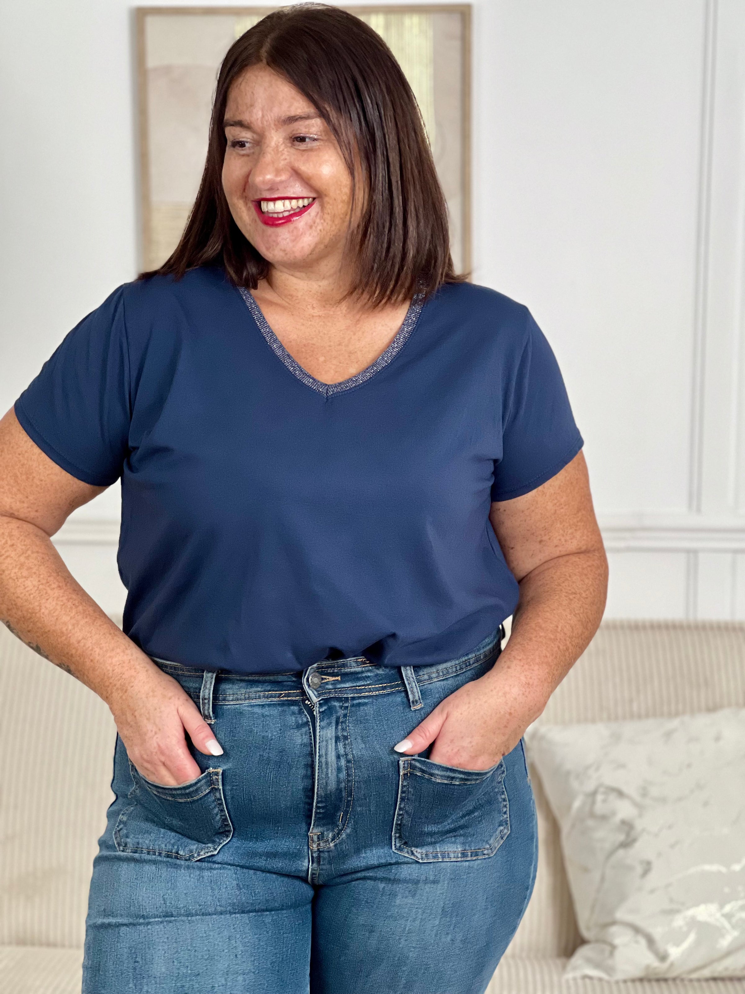 Découvrez le confort absolu avec notre Tee-shirt ! Fabriqué avec des matériaux de qualité, il offre une coupe élégante et confortable qui flatte toutes les silhouettes. Portez-le pour une journée décontractée ou pour une soirée habillée, ce Tee-shirt sera votre nouveau favori!