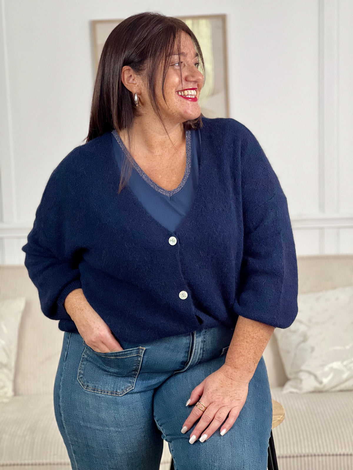 Découvrez le confort absolu avec notre Tee-shirt ! Fabriqué avec des matériaux de qualité, il offre une coupe élégante et confortable qui flatte toutes les silhouettes. Portez-le pour une journée décontractée ou pour une soirée habillée, ce Tee-shirt sera votre nouveau favori!