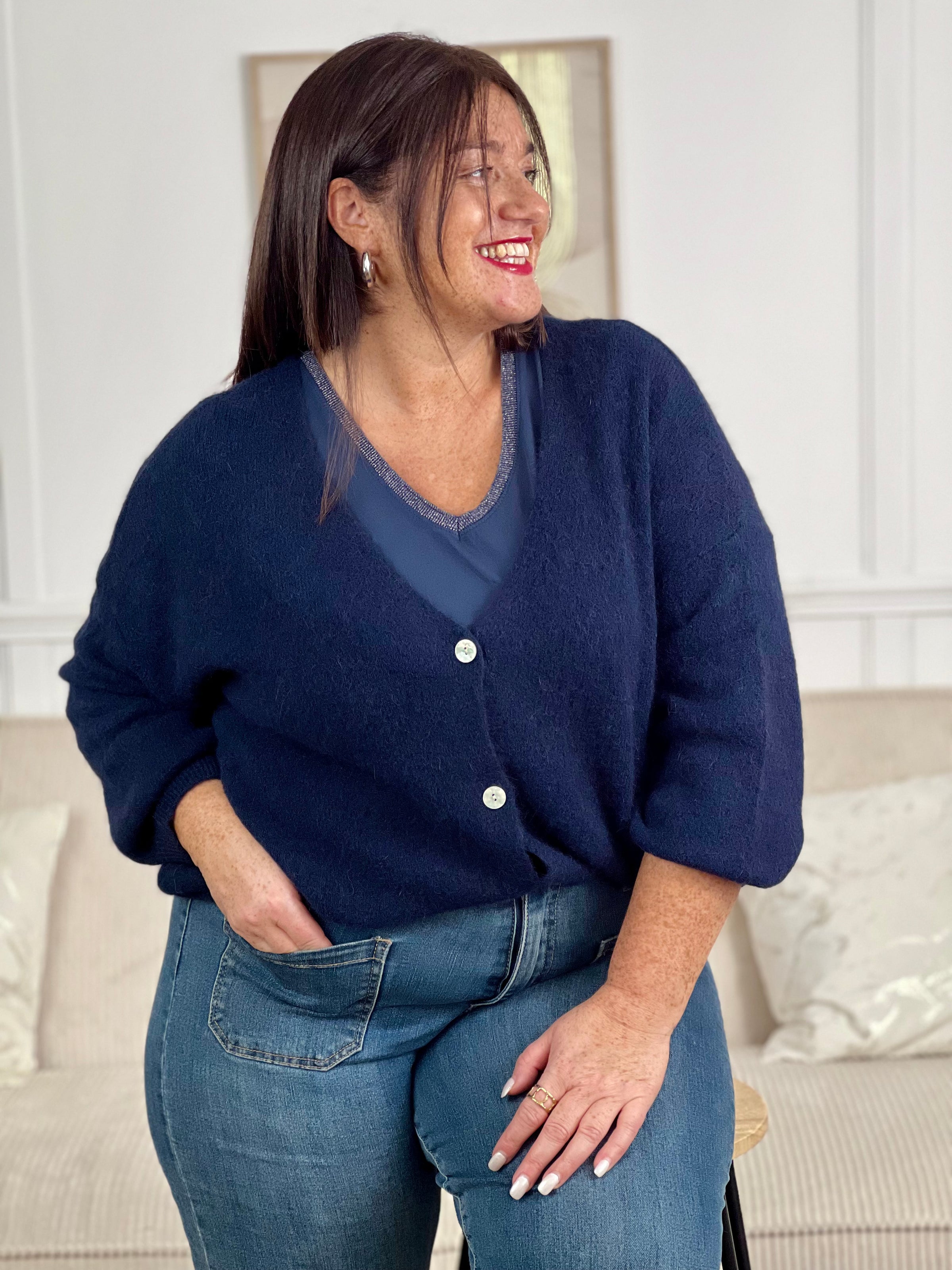 Découvrez le confort absolu avec notre Tee-shirt ! Fabriqué avec des matériaux de qualité, il offre une coupe élégante et confortable qui flatte toutes les silhouettes. Portez-le pour une journée décontractée ou pour une soirée habillée, ce Tee-shirt sera votre nouveau favori!