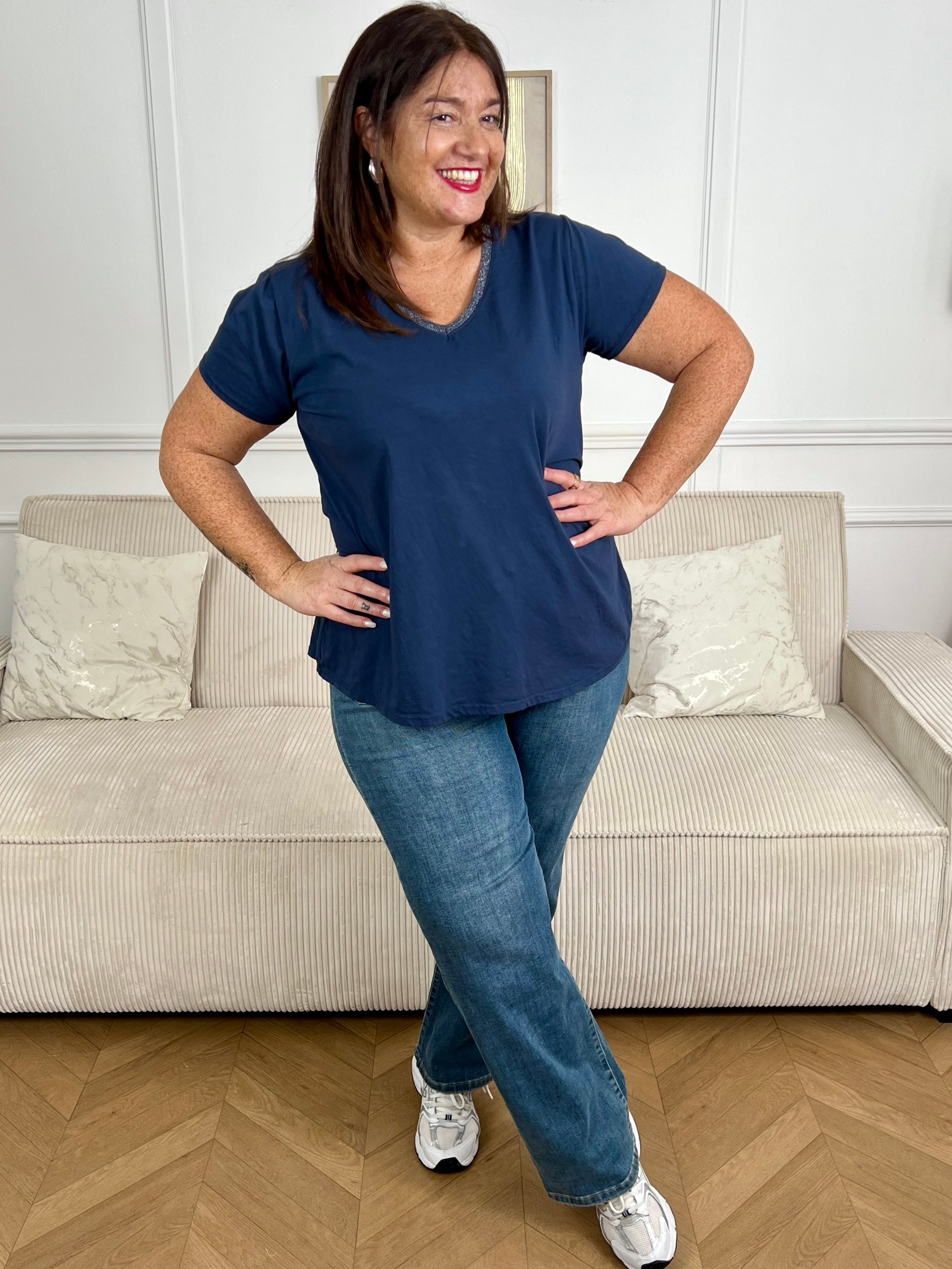 Découvrez le confort absolu avec notre Tee-shirt ! Fabriqué avec des matériaux de qualité, il offre une coupe élégante et confortable qui flatte toutes les silhouettes. Portez-le pour une journée décontractée ou pour une soirée habillée, ce Tee-shirt sera votre nouveau favori!