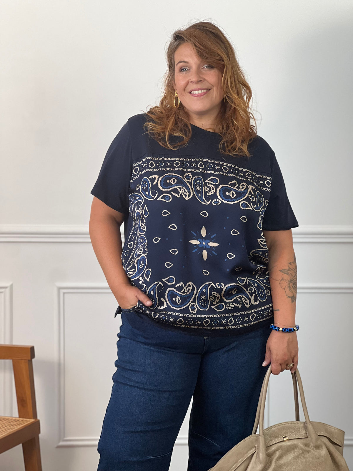 Tee-shirt bleu Livana grande taille porté de face, montrant le motif cachemire sur le devant, le col rond et les manches courtes.
