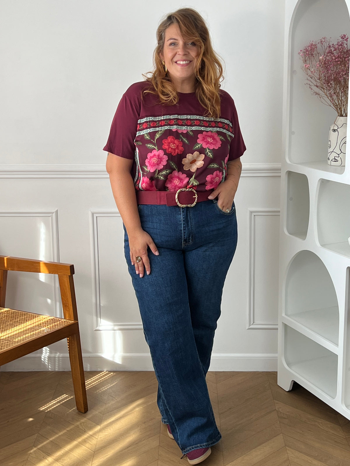 Dos du tee-shirt bordeaux grande taille Maena – Petites fentes sur les côtés, Made in Italy | Loïcia