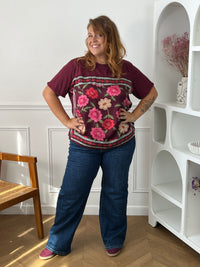 Femme grande taille portant le tee-shirt bordeaux imprimé fleurs Maena – Col rond, taille unique 44/50 | Loïcia