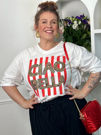 Tee-shirt blanc femme en 100% coton, parfait pour un look tendance et décontracté. Avec ses manches courtes, son col V et son inscription léopard "Ciao Bella", il apporte une touche moderne et originale. Ses rayures rouges verticales ajoutent du style et du caractère à la tenue. Confortable et facile à associer, ce tee-shirt aux tons blanc, rose, beige, noir et marron est idéal pour un look casual chic au quotidien.