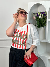 Tee-shirt blanc femme en 100% coton, parfait pour un look tendance et décontracté. Avec ses manches courtes, son col V et son inscription léopard "Ciao Bella", il apporte une touche moderne et originale. Ses rayures rouges verticales ajoutent du style et du caractère à la tenue. Confortable et facile à associer, ce tee-shirt aux tons blanc, rose, beige, noir et marron est idéal pour un look casual chic au quotidien.