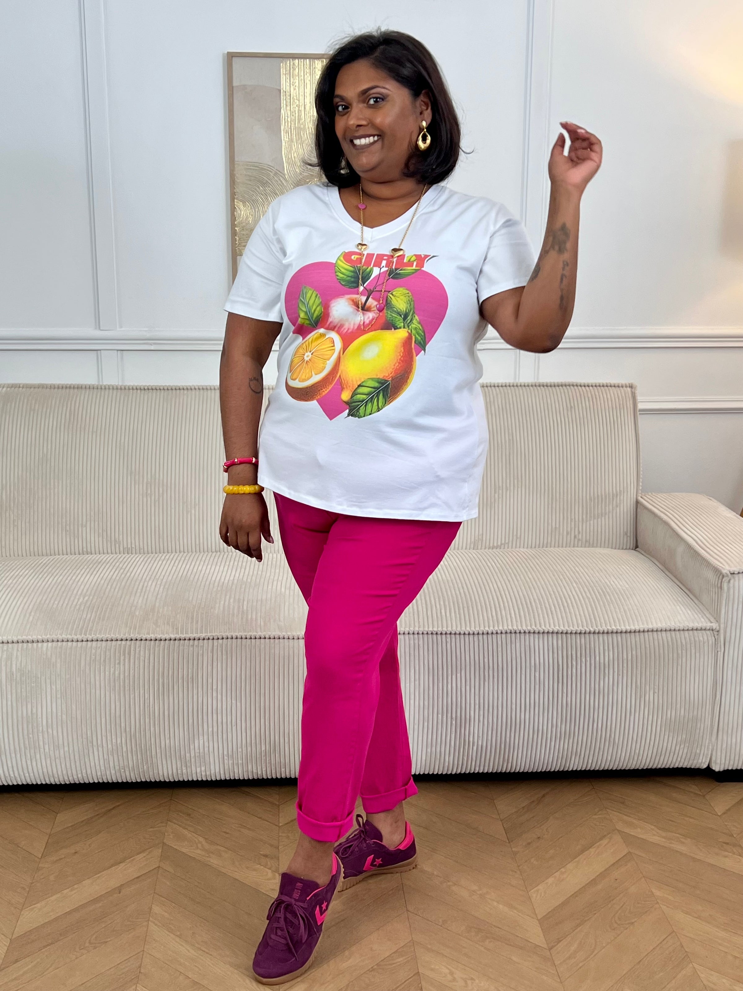 Ajoutez une touche de fraîcheur à votre dressing avec ce tee-shirt écru à motifs grande taille pour femme. Doté de manches courtes et d’un col V flatteur, il est orné d’une illustration sur le devant avec l’inscription « Girly ». Ses touches de couleurs rose, vert et jaune apportent une note lumineuse et tendance, parfaite pour un look casual et féminin au quotidien.