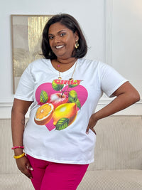 Ajoutez une touche de fraîcheur à votre dressing avec ce tee-shirt écru à motifs grande taille pour femme. Doté de manches courtes et d’un col V flatteur, il est orné d’une illustration sur le devant avec l’inscription « Girly ». Ses touches de couleurs rose, vert et jaune apportent une note lumineuse et tendance, parfaite pour un look casual et féminin au quotidien.