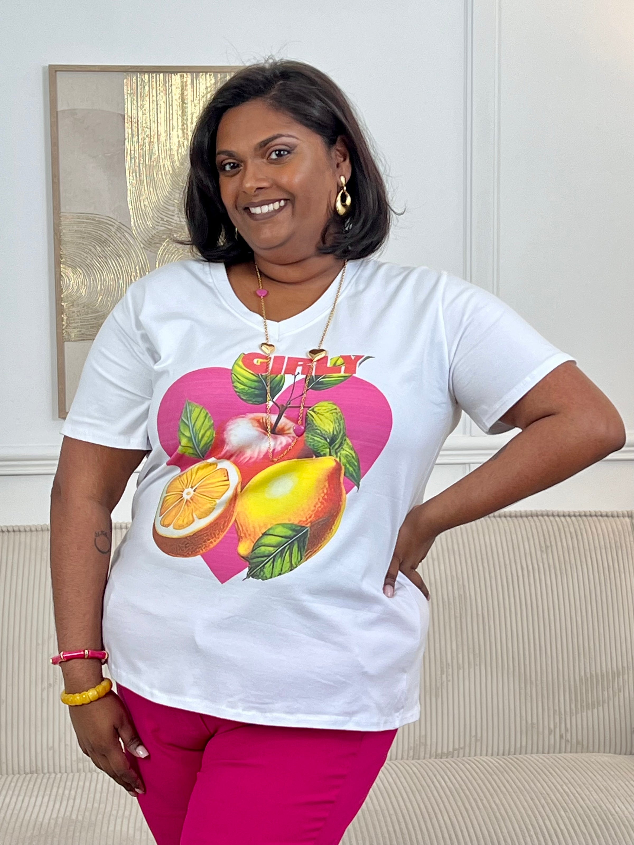 Ajoutez une touche de fraîcheur à votre dressing avec ce tee-shirt écru à motifs grande taille pour femme. Doté de manches courtes et d’un col V flatteur, il est orné d’une illustration sur le devant avec l’inscription « Girly ». Ses touches de couleurs rose, vert et jaune apportent une note lumineuse et tendance, parfaite pour un look casual et féminin au quotidien.