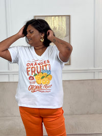 Adoptez ce tee-shirt écru à motifs grande taille femme, léger et plein de fraîcheur. Doté de manches courtes et d’un col V, il se distingue par son illustration d’oranges accompagnée de l’inscription “Oranges fruit”. Ses touches de orange, jaune, vert et bleu apportent une note colorée et estivale à votre tenue.