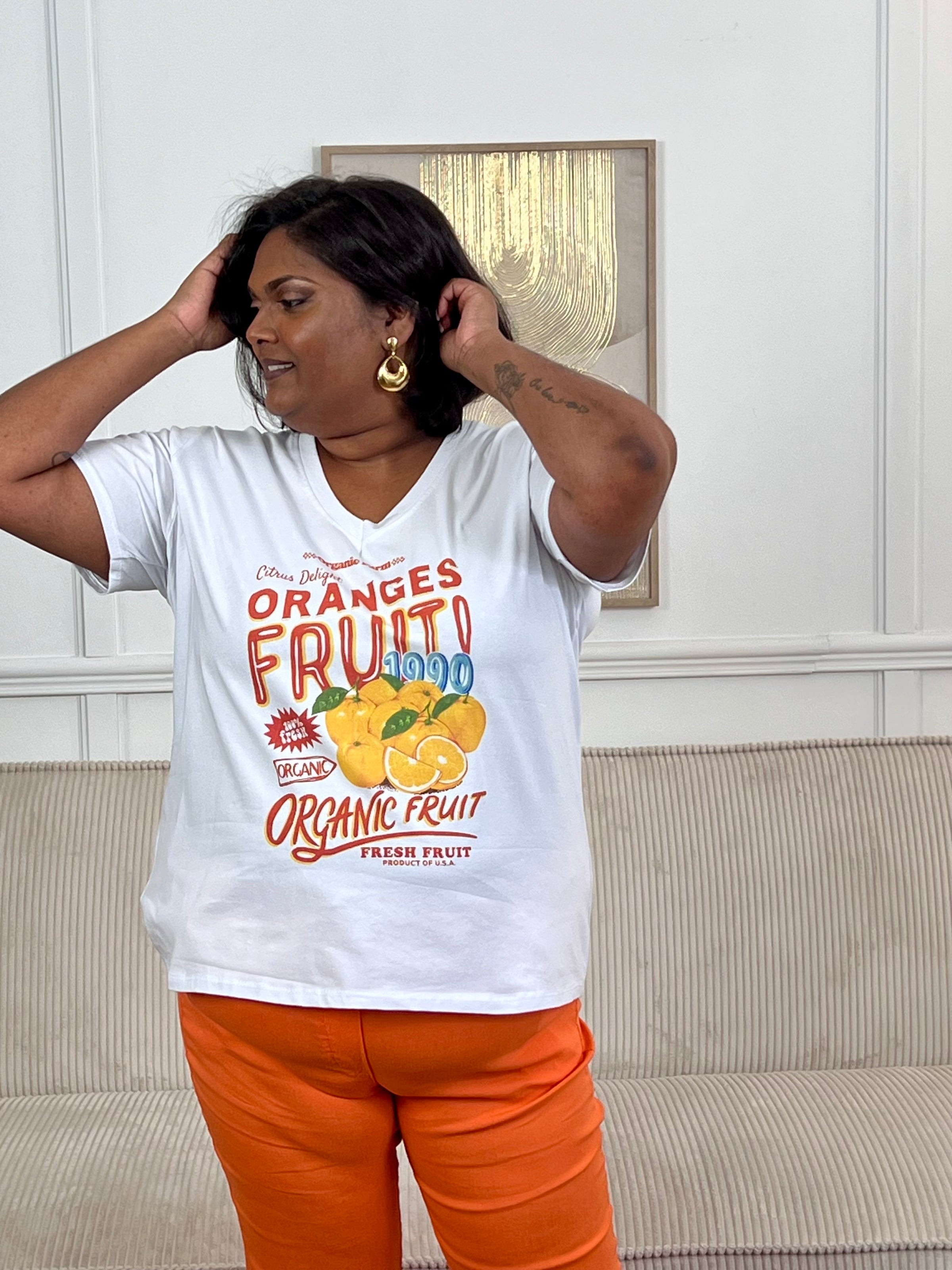 Adoptez ce tee-shirt écru à motifs grande taille femme, léger et plein de fraîcheur. Doté de manches courtes et d’un col V, il se distingue par son illustration d’oranges accompagnée de l’inscription “Oranges fruit”. Ses touches de orange, jaune, vert et bleu apportent une note colorée et estivale à votre tenue.