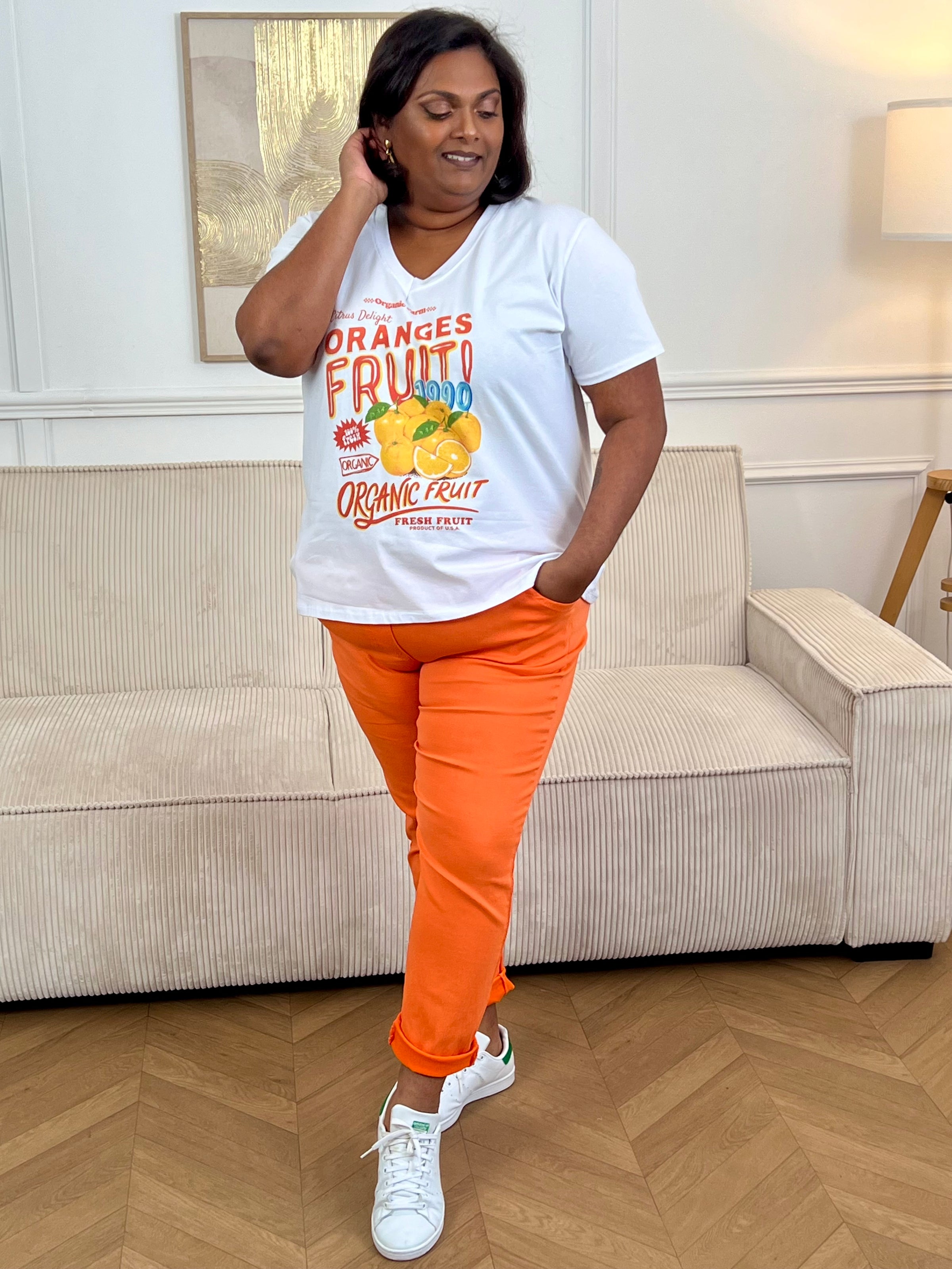 Adoptez ce tee-shirt écru à motifs grande taille femme, léger et plein de fraîcheur. Doté de manches courtes et d’un col V, il se distingue par son illustration d’oranges accompagnée de l’inscription “Oranges fruit”. Ses touches de orange, jaune, vert et bleu apportent une note colorée et estivale à votre tenue.