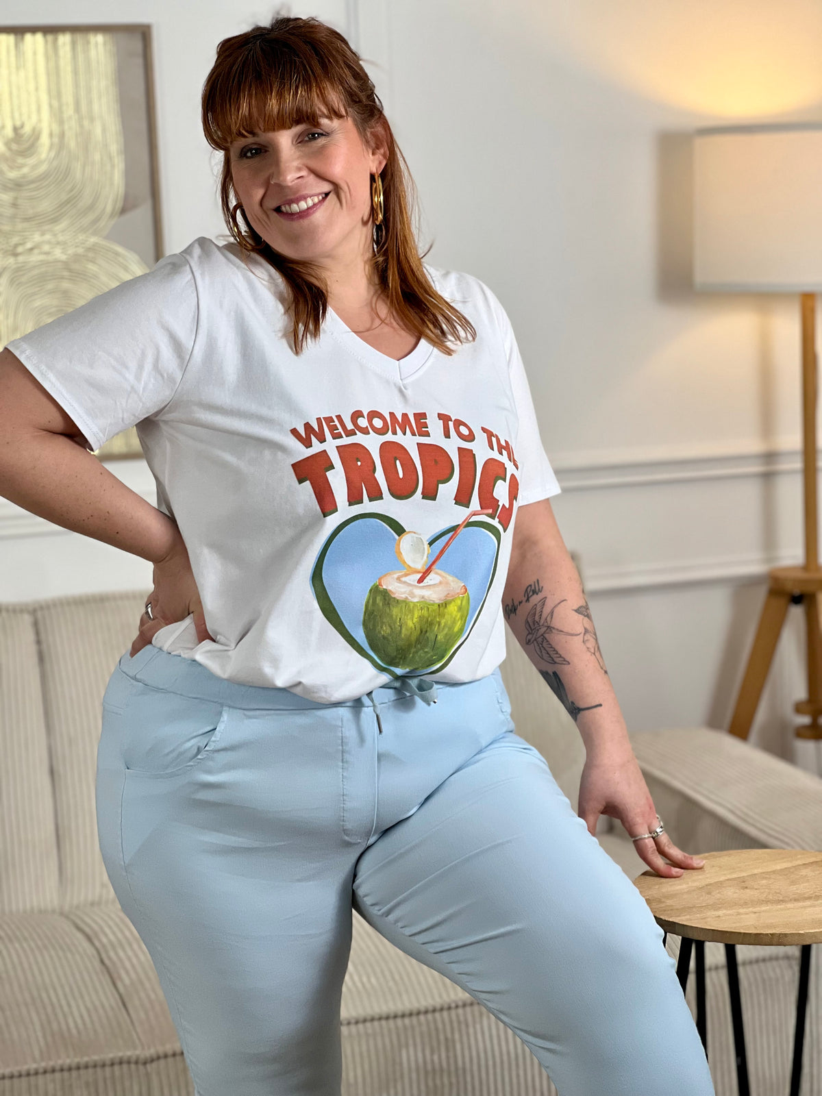 Offrez-vous un confort absolu et un style tendance avec notre tee-shirt écru grande taille Tropics ! Fabriqué en tissu doux, ce tee-shirt possède une illustration imprimée.