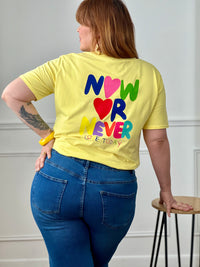 Top jaune femme grande taille à manches courtes, idéal pour un look tendance et confortable au quotidien. Doté d’un col rond et d’une inscription colorée "Now or Never Love Today" à l’avant et au dos, ce t-shirt apporte une touche moderne et positive à votre tenue. Confectionné en coton avec une pointe d’élasthanne, il offre douceur, élasticité et aisance.