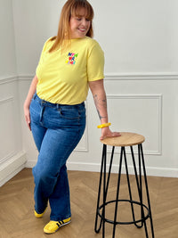 Top jaune femme grande taille à manches courtes, idéal pour un look tendance et confortable au quotidien. Doté d’un col rond et d’une inscription colorée "Now or Never Love Today" à l’avant et au dos, ce t-shirt apporte une touche moderne et positive à votre tenue. Confectionné en coton avec une pointe d’élasthanne, il offre douceur, élasticité et aisance.