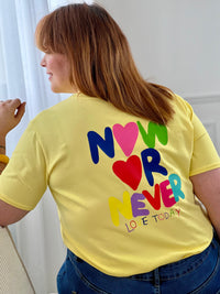 Top jaune femme grande taille à manches courtes, idéal pour un look tendance et confortable au quotidien. Doté d’un col rond et d’une inscription colorée "Now or Never Love Today" à l’avant et au dos, ce t-shirt apporte une touche moderne et positive à votre tenue. Confectionné en coton avec une pointe d’élasthanne, il offre douceur, élasticité et aisance.