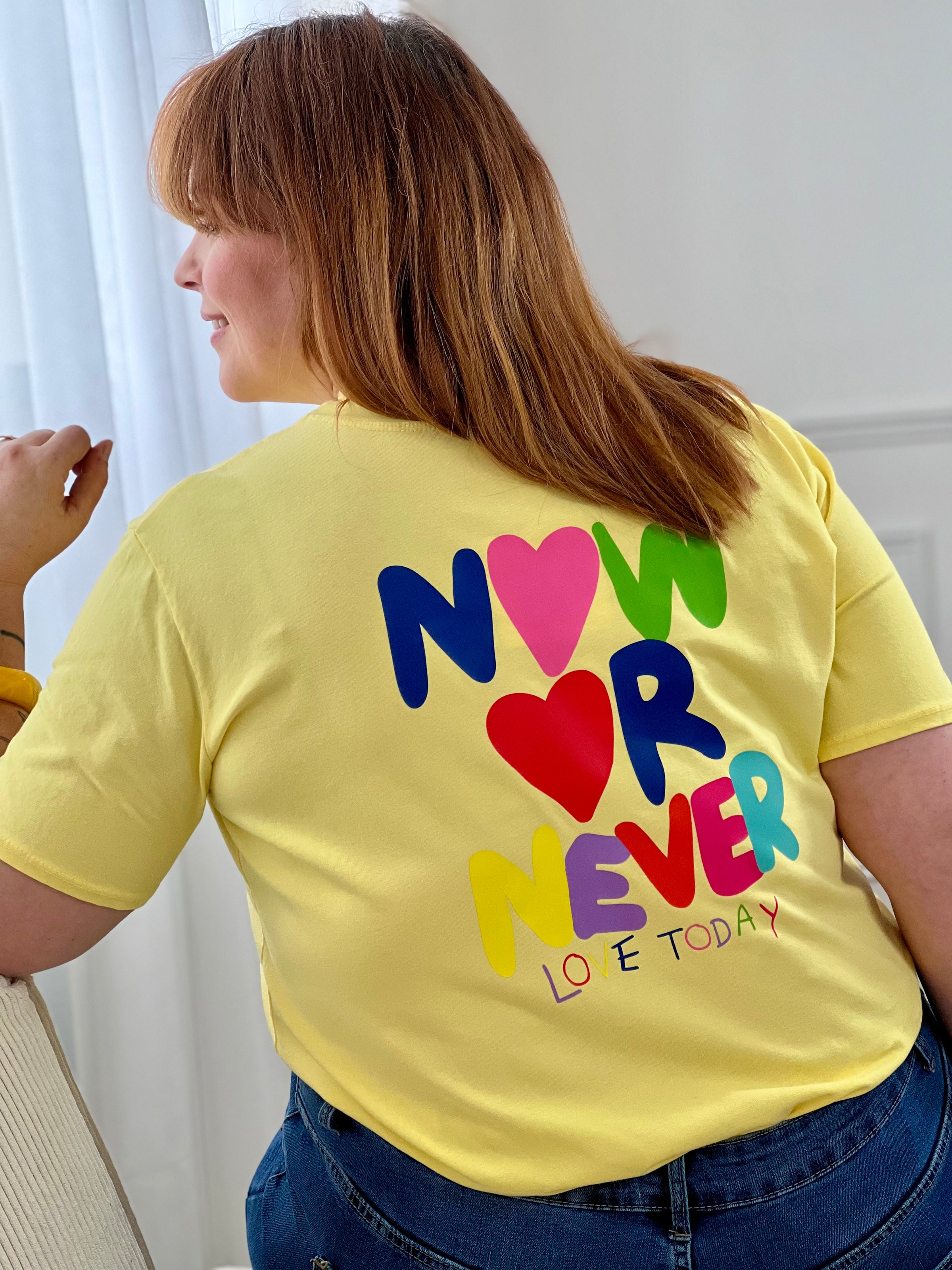 Top jaune femme grande taille à manches courtes, idéal pour un look tendance et confortable au quotidien. Doté d’un col rond et d’une inscription colorée "Now or Never Love Today" à l’avant et au dos, ce t-shirt apporte une touche moderne et positive à votre tenue. Confectionné en coton avec une pointe d’élasthanne, il offre douceur, élasticité et aisance.