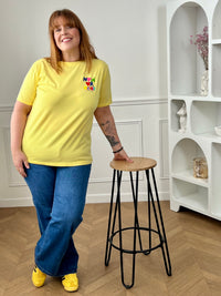 Top jaune femme grande taille à manches courtes, idéal pour un look tendance et confortable au quotidien. Doté d’un col rond et d’une inscription colorée "Now or Never Love Today" à l’avant et au dos, ce t-shirt apporte une touche moderne et positive à votre tenue. Confectionné en coton avec une pointe d’élasthanne, il offre douceur, élasticité et aisance.