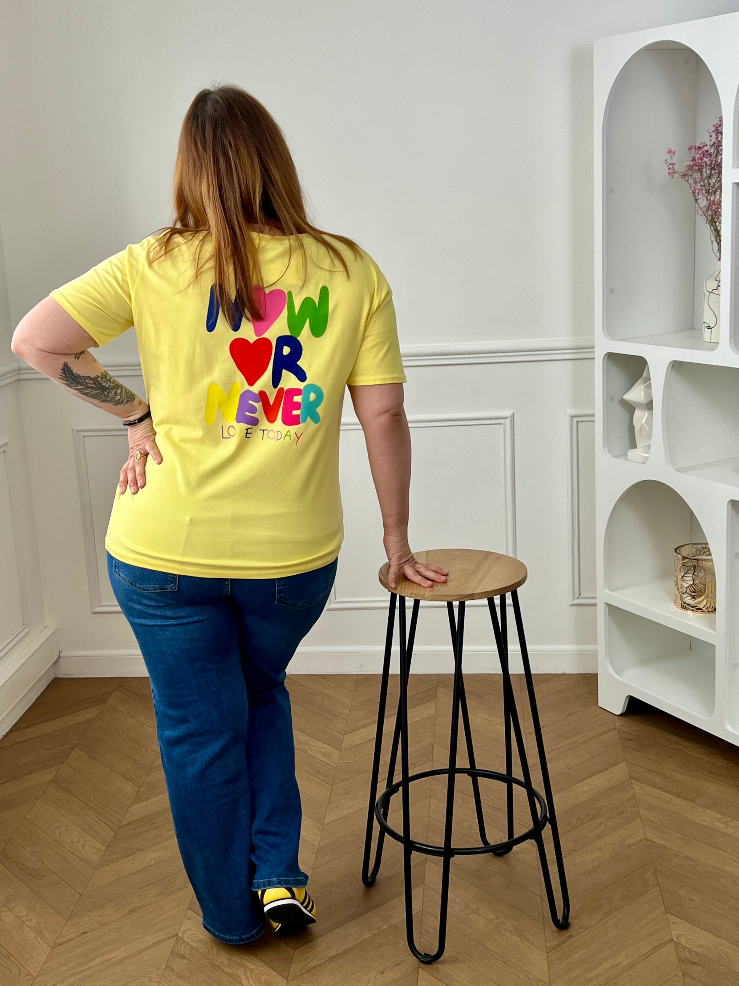 Top jaune femme grande taille à manches courtes, idéal pour un look tendance et confortable au quotidien. Doté d’un col rond et d’une inscription colorée "Now or Never Love Today" à l’avant et au dos, ce t-shirt apporte une touche moderne et positive à votre tenue. Confectionné en coton avec une pointe d’élasthanne, il offre douceur, élasticité et aisance.