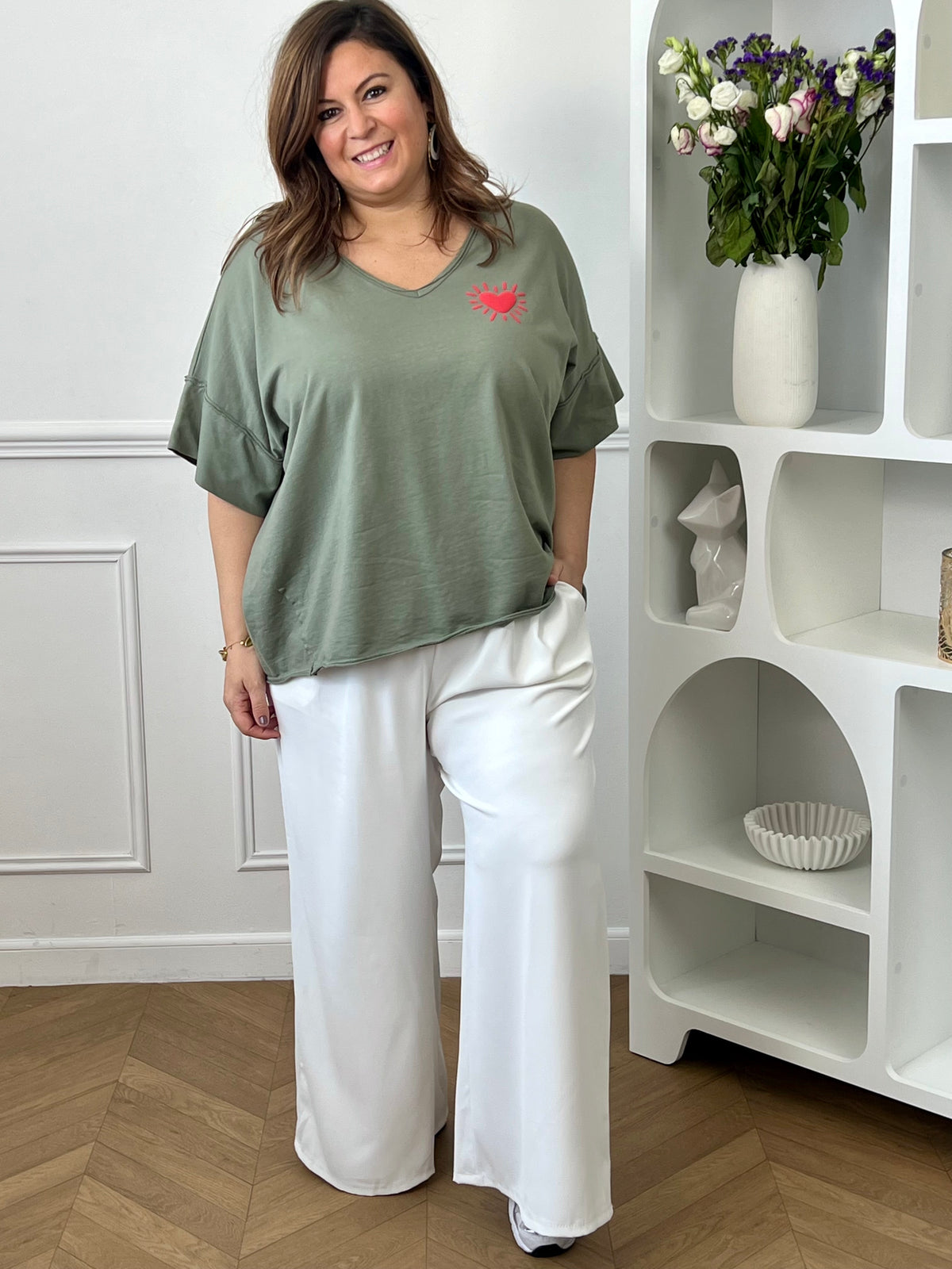 Tee-shirt kaki basique femme grande taille, parfait pour un look décontracté et tendance. Avec ses manches courtes, son col V et son cœur rouge floqué, il apporte une touche féminine et moderne. Confectionné en coton avec une pointe d’élasthanne, il offre confort, douceur et liberté de mouvement. Facile à associer, ce tee-shirt kaki est un indispensable du dressing grande taille.