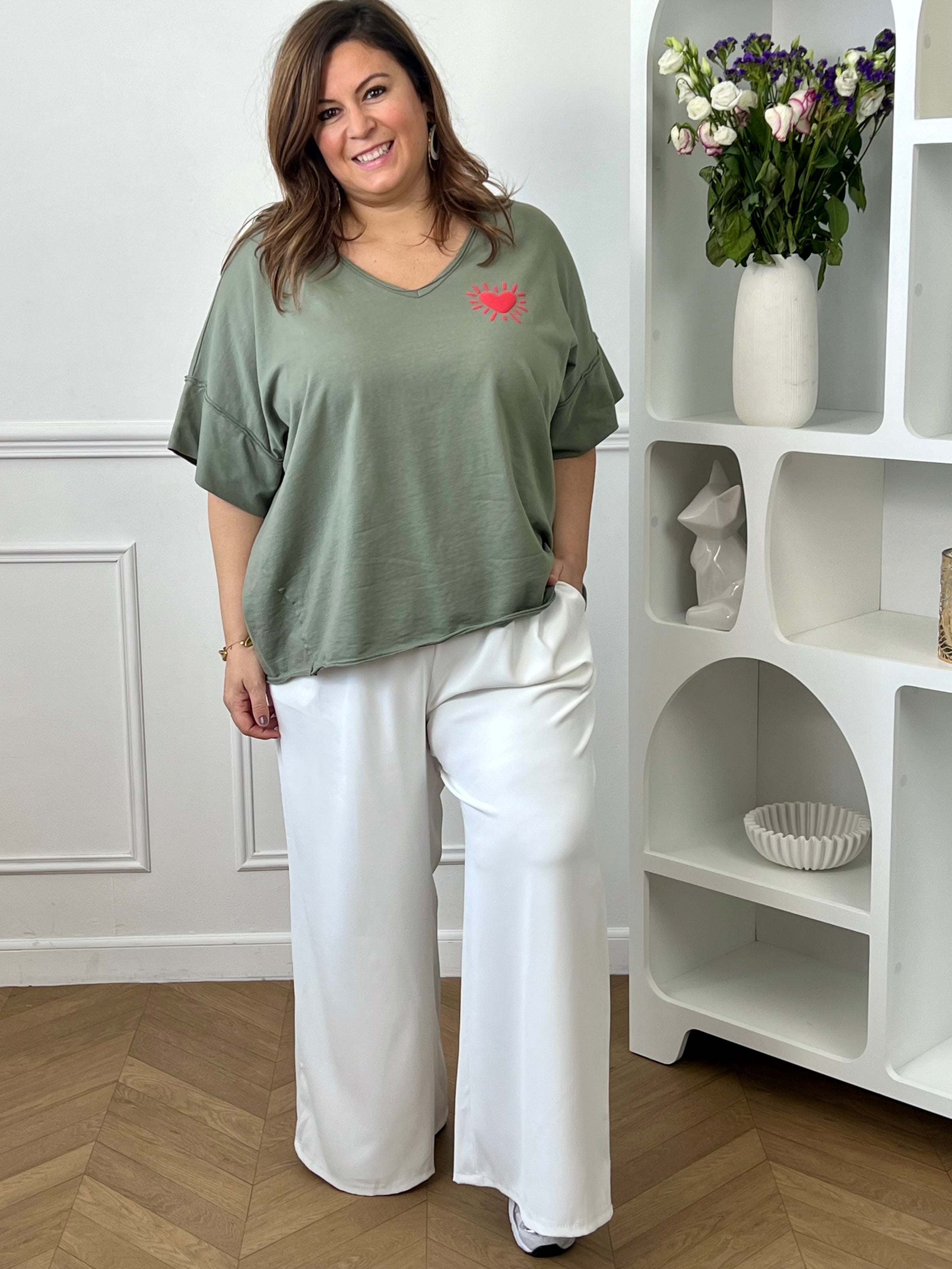 Tee-shirt kaki basique femme grande taille, parfait pour un look décontracté et tendance. Avec ses manches courtes, son col V et son cœur rouge floqué, il apporte une touche féminine et moderne. Confectionné en coton avec une pointe d’élasthanne, il offre confort, douceur et liberté de mouvement. Facile à associer, ce tee-shirt kaki est un indispensable du dressing grande taille.