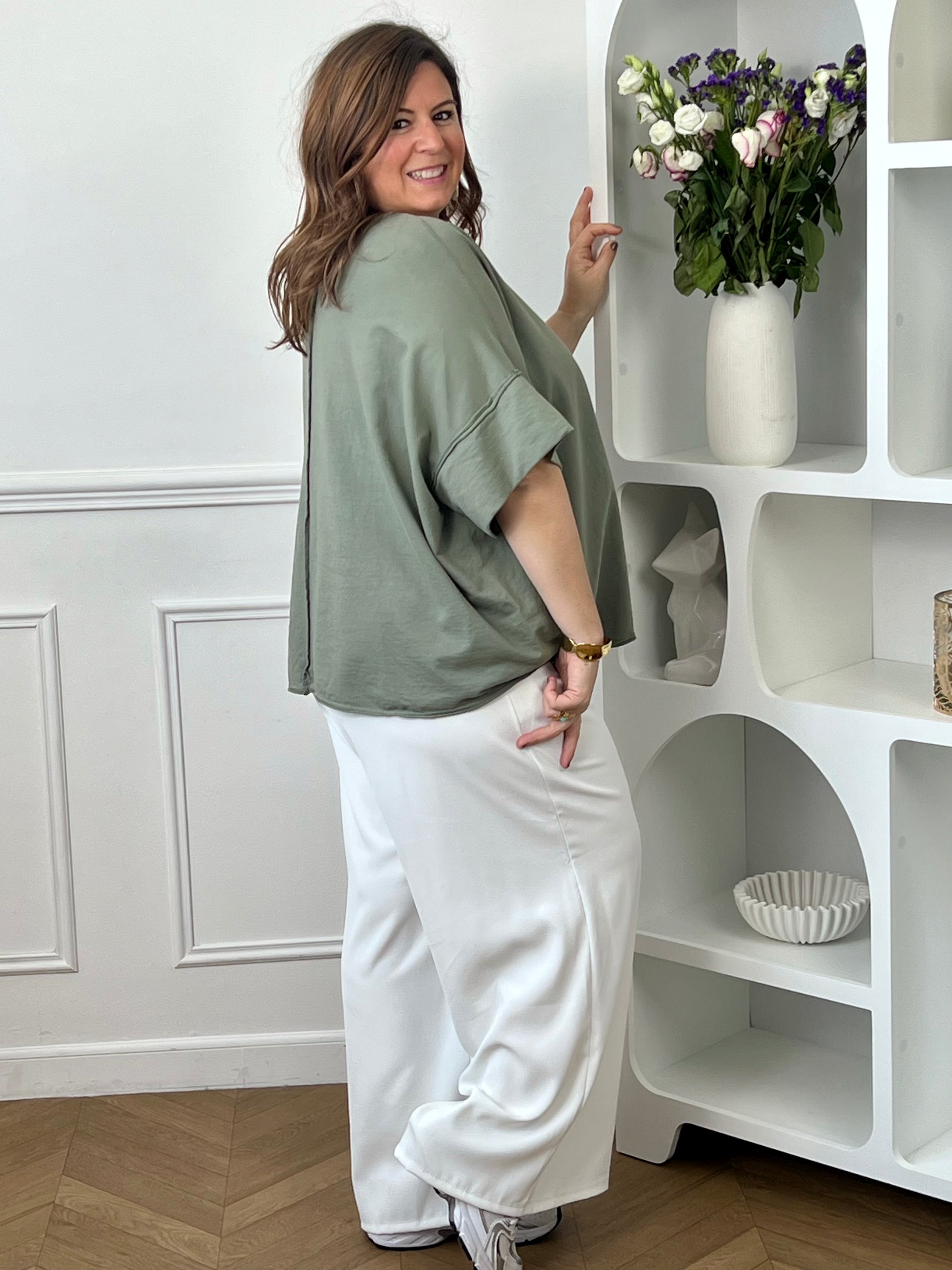 Tee-shirt kaki basique femme grande taille, parfait pour un look décontracté et tendance. Avec ses manches courtes, son col V et son cœur rouge floqué, il apporte une touche féminine et moderne. Confectionné en coton avec une pointe d’élasthanne, il offre confort, douceur et liberté de mouvement. Facile à associer, ce tee-shirt kaki est un indispensable du dressing grande taille.
