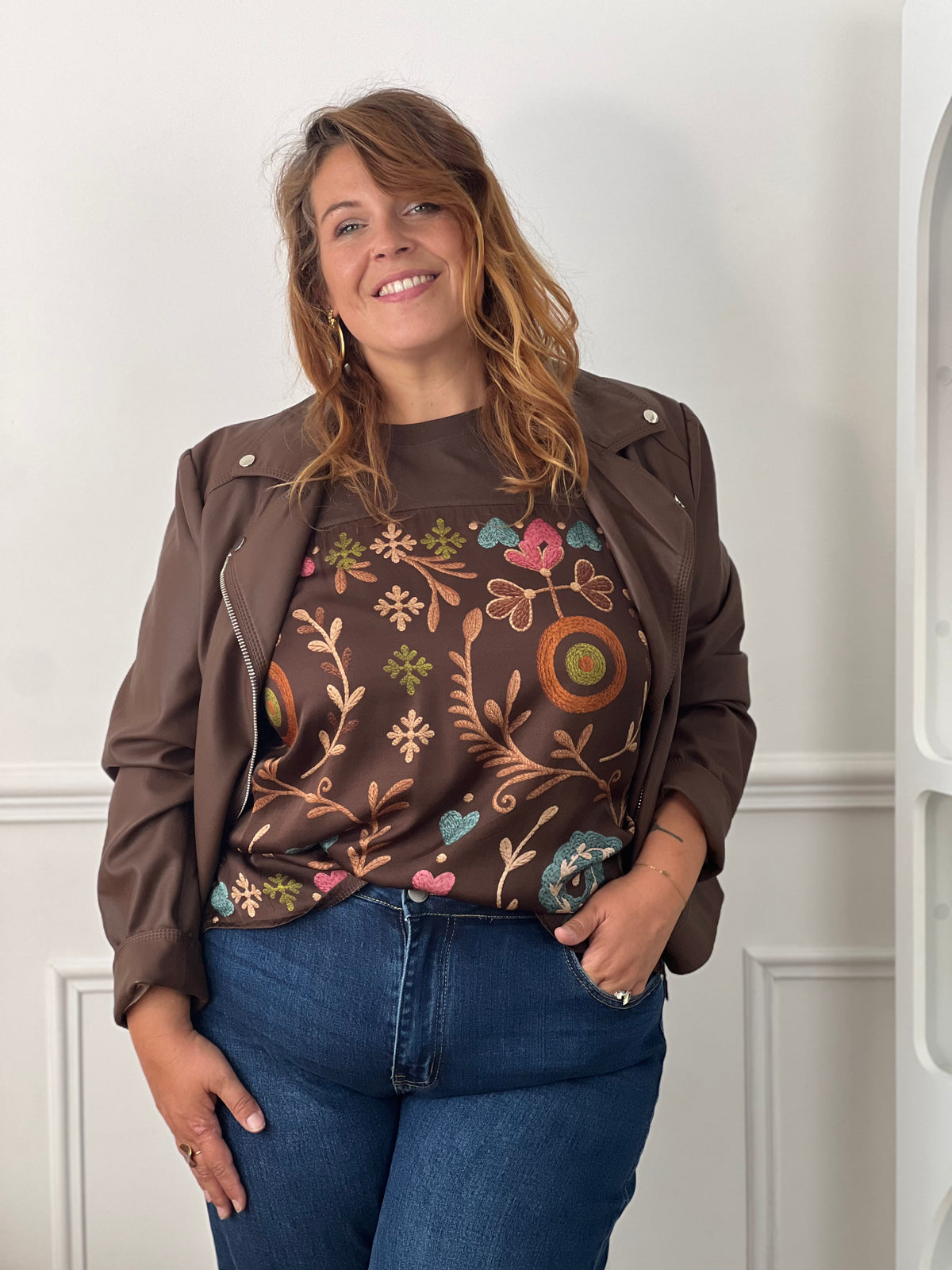 Tee-shirt marron à motifs grande taille femme – Maena | Loïcia