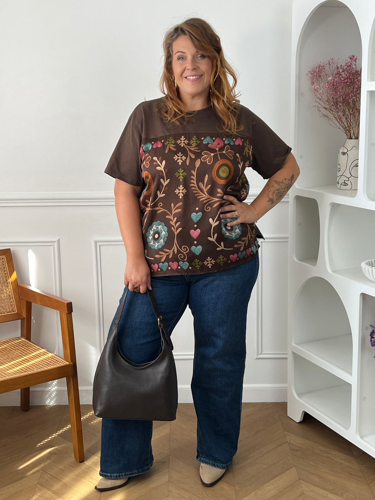 Dos du tee-shirt marron grande taille Maena – Petites fentes sur les côtés, Made in Italy | Loïcia