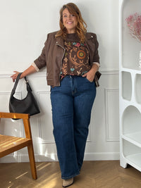 Femme grande taille portant le tee-shirt marron imprimé Maena – Col rond, taille unique 44/50 | Loïcia
