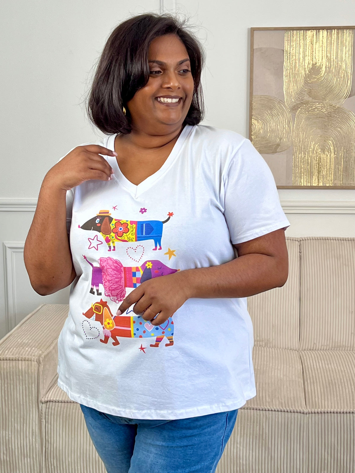 Offrez-vous un confort absolu et un style tendance avec notre tee-shirt écru grande taille Elalie ! Fabriqué en tissu doux, ce tee-shirt possède une illustration imprimée.