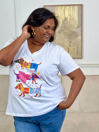 Offrez-vous un confort absolu et un style tendance avec notre tee-shirt écru grande taille Elalie ! Fabriqué en tissu doux, ce tee-shirt possède une illustration imprimée.