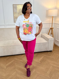Tee-shirt écru grande taille pour femme, idéal pour un look frais et tendance. Doté de manches courtes et d’un col V flatteur, il se distingue par ses illustrations de fruits colorés et l’inscription « Frutti &amp; Flori ». Ses motifs aux tons orange, rose, jaune, rouge et noir apportent une touche estivale et originale à cette pièce confortable et facile à porter au quotidien.