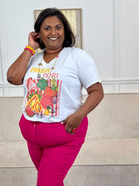 Tee-shirt écru grande taille pour femme, idéal pour un look frais et tendance. Doté de manches courtes et d’un col V flatteur, il se distingue par ses illustrations de fruits colorés et l’inscription « Frutti &amp; Flori ». Ses motifs aux tons orange, rose, jaune, rouge et noir apportent une touche estivale et originale à cette pièce confortable et facile à porter au quotidien.