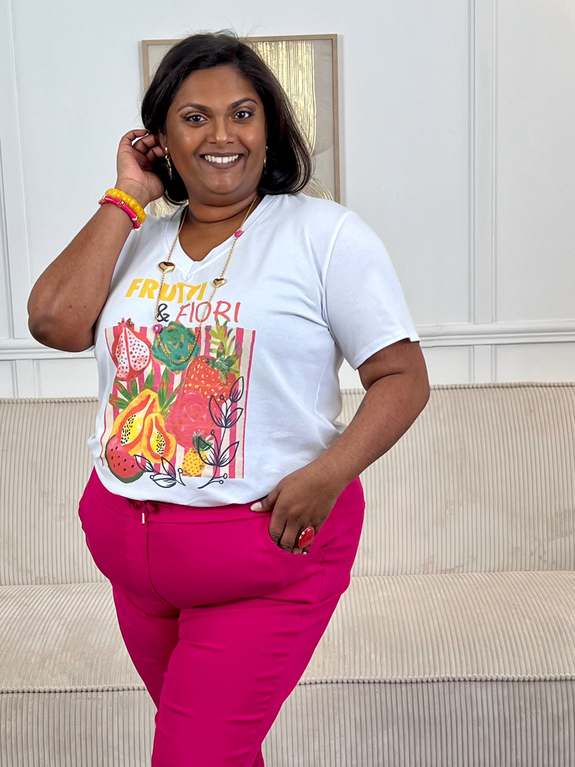 Tee-shirt écru grande taille pour femme, idéal pour un look frais et tendance. Doté de manches courtes et d’un col V flatteur, il se distingue par ses illustrations de fruits colorés et l’inscription « Frutti &amp; Flori ». Ses motifs aux tons orange, rose, jaune, rouge et noir apportent une touche estivale et originale à cette pièce confortable et facile à porter au quotidien.