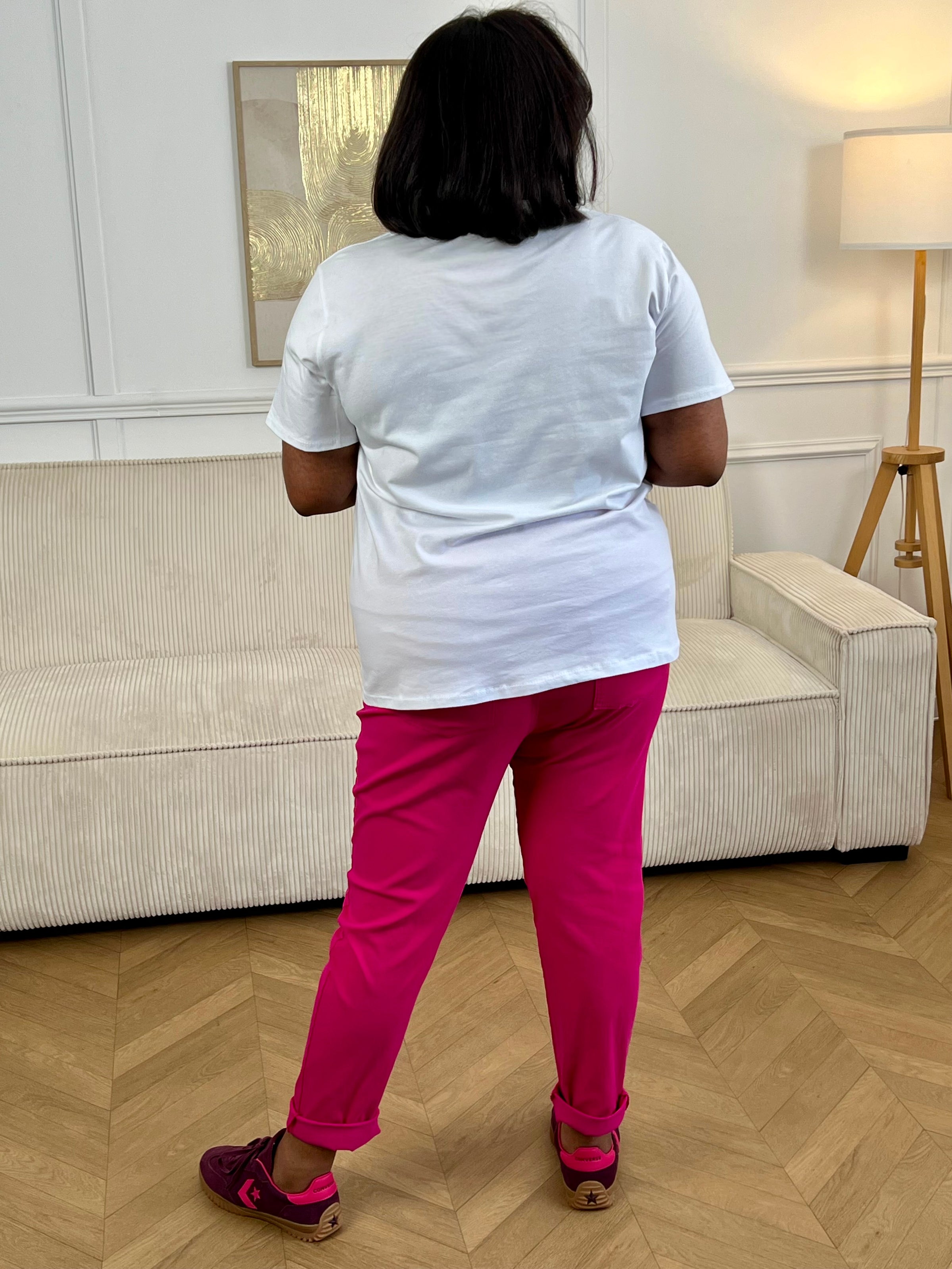 Tee-shirt écru grande taille pour femme, idéal pour un look frais et tendance. Doté de manches courtes et d’un col V flatteur, il se distingue par ses illustrations de fruits colorés et l’inscription « Frutti &amp; Flori ». Ses motifs aux tons orange, rose, jaune, rouge et noir apportent une touche estivale et originale à cette pièce confortable et facile à porter au quotidien.