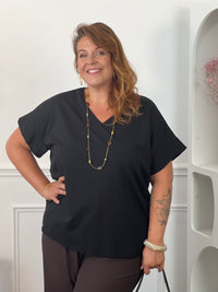 Femme grande taille portant le tee-shirt noir Laika – Taille unique 44/52, longueur env. 70 cm | Loïcia