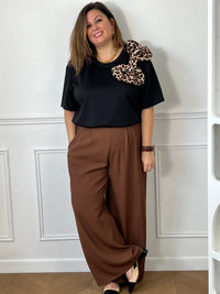 Tee-shirt femme noir avec nœud léopard beige et marron sur le devant.