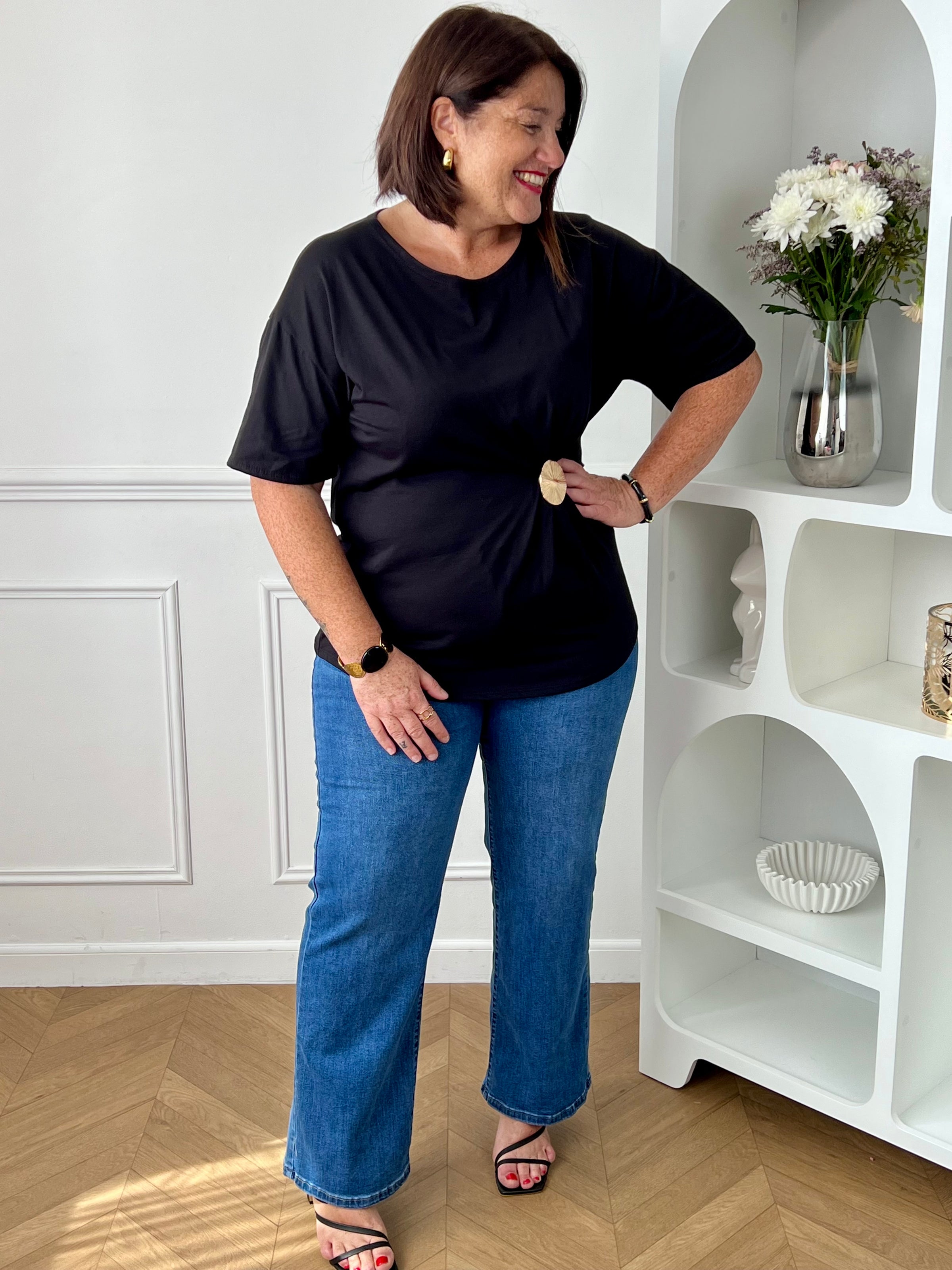 Découvrez ce tee-shirt noir élégant et féminin, parfait pour apporter une touche chic à vos tenues du quotidien. Sa coupe cintrée met en valeur la silhouette tandis que son col rond et ses manches courtes assurent un confort optimal. La broche dorée amovible sur le devant ajoute une note sophistiquée et tendance, idéale pour personnaliser votre style selon vos envies.