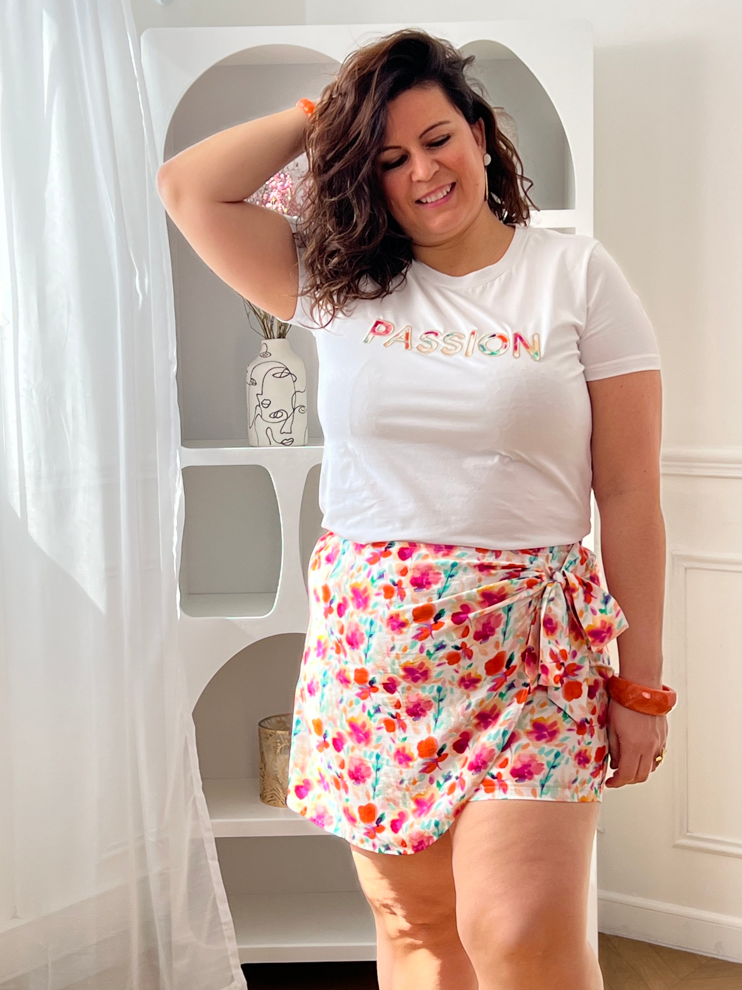 Craquez pour ce top en coton grande taille femme, confortable et facile à porter. Doté de manches courtes et d’un col rond, il se distingue par son inscription “Passion” brodée accompagnée d’un imprimé fleuri et coloré. Ses teintes écru, beige, orange, violet, bleu et vert apportent une touche lumineuse et tendance à votre tenue.