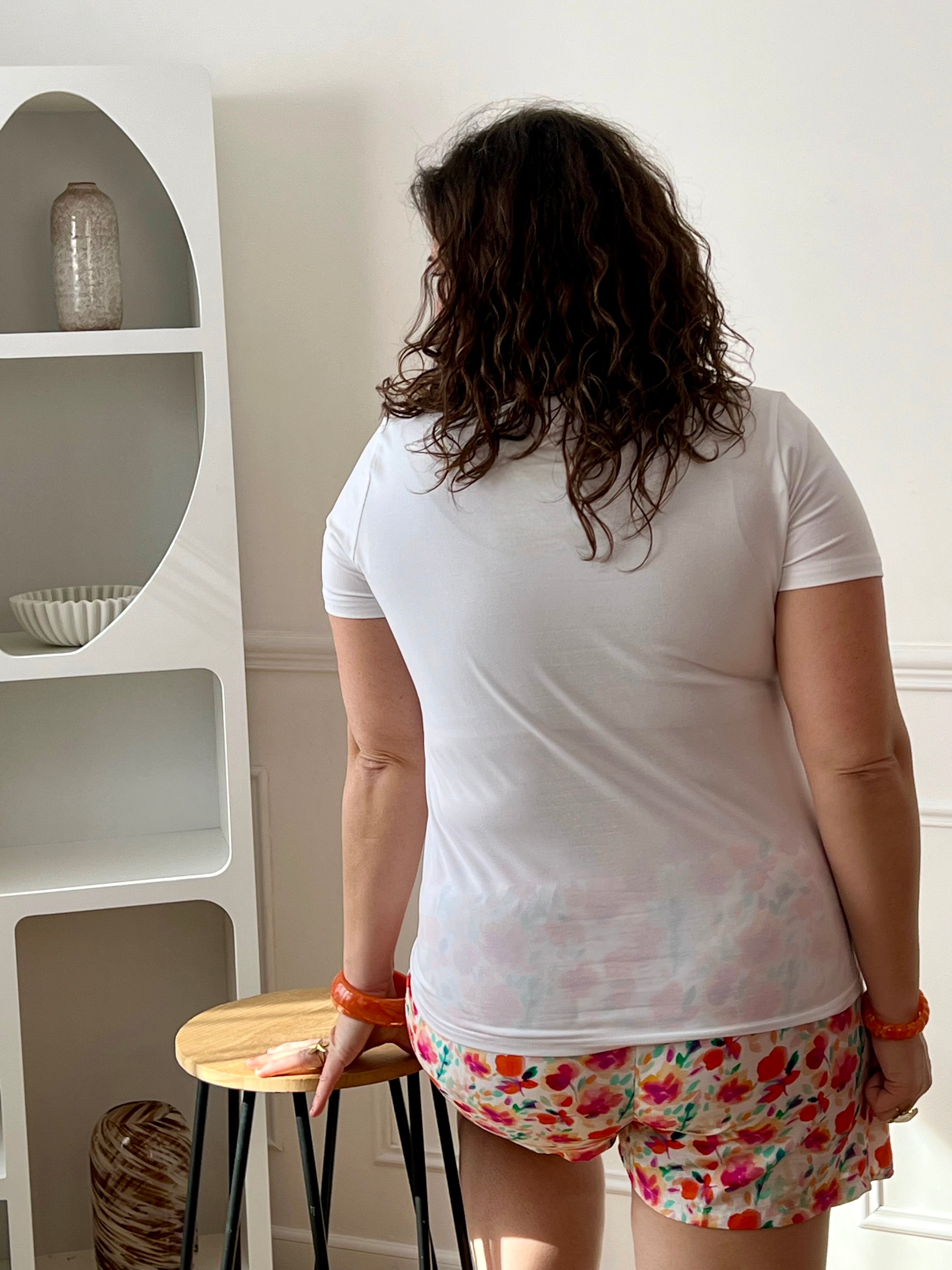 Craquez pour ce top en coton grande taille femme, confortable et facile à porter. Doté de manches courtes et d’un col rond, il se distingue par son inscription “Passion” brodée accompagnée d’un imprimé fleuri et coloré. Ses teintes écru, beige, orange, violet, bleu et vert apportent une touche lumineuse et tendance à votre tenue.
