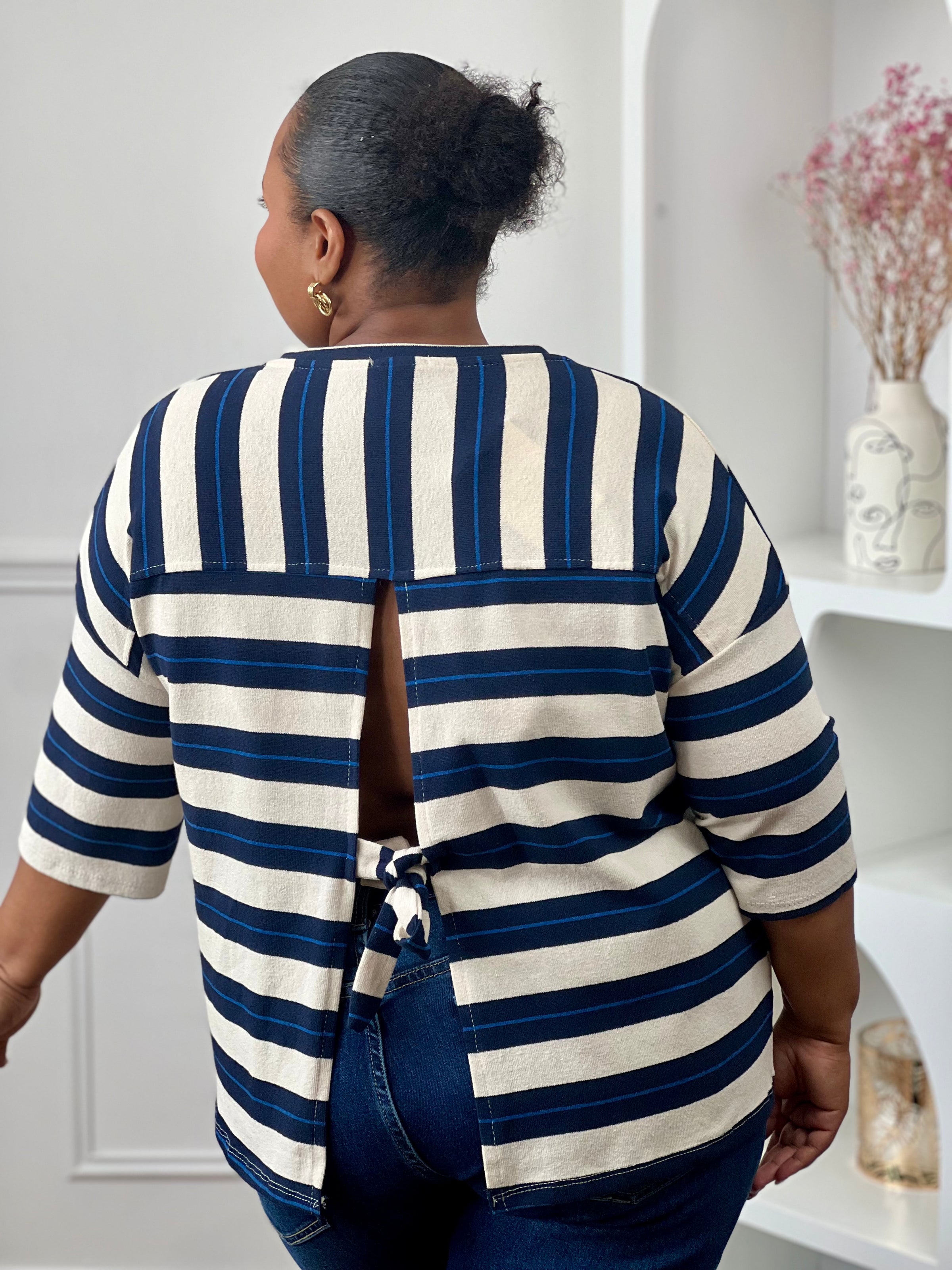 Vue de dos du tee-shirt rayé grande taille femme avec ouverture et lien à nouer.