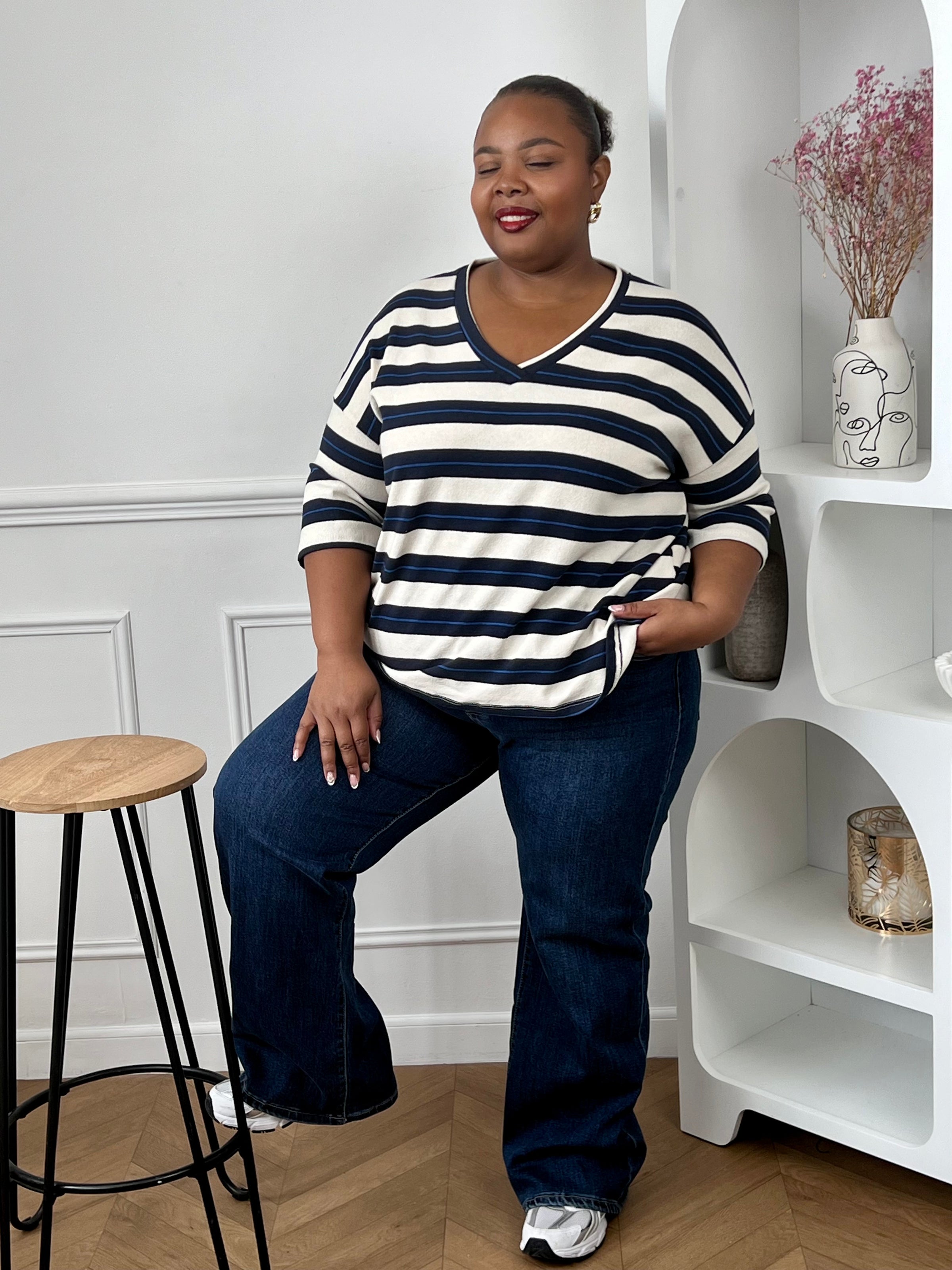 Tee-shirt beige et bleu marine grande taille femme avec rayures et col V.