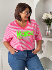 Ajoutez une touche de peps à votre dressing avec ce tee-shirt rose fluo au style résolument tendance. Confectionné en 100% coton, il offre un confort optimal au quotidien grâce à sa matière douce et légère. L’inscription vert fluo « Malibu » apporte une note estivale et dynamique. Les rayures verticales rose fluo et rose clair complètent son look moderne et coloré, idéal pour illuminer vos tenues décontractées.
