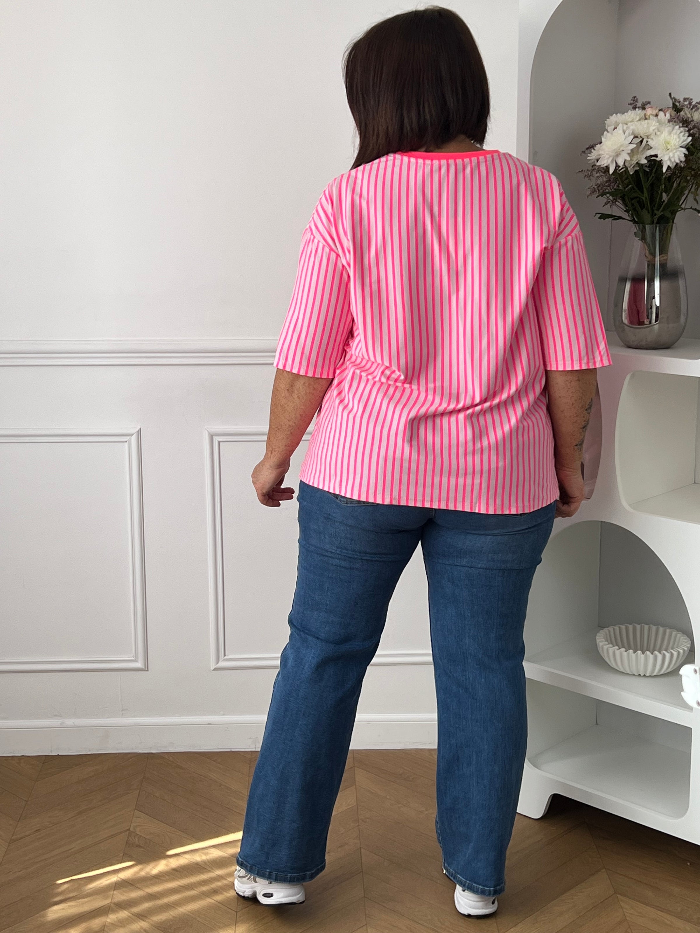 Ajoutez une touche de peps à votre dressing avec ce tee-shirt rose fluo au style résolument tendance. Confectionné en 100% coton, il offre un confort optimal au quotidien grâce à sa matière douce et légère. L’inscription vert fluo « Malibu » apporte une note estivale et dynamique. Les rayures verticales rose fluo et rose clair complètent son look moderne et coloré, idéal pour illuminer vos tenues décontractées.
